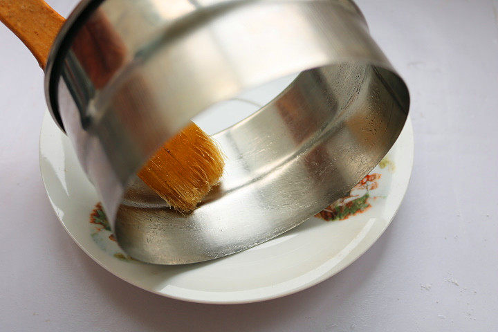 红豆蒸松糕,取一个四寸的慕斯模具,在模具边缘扫一层色拉油,方便脱模。