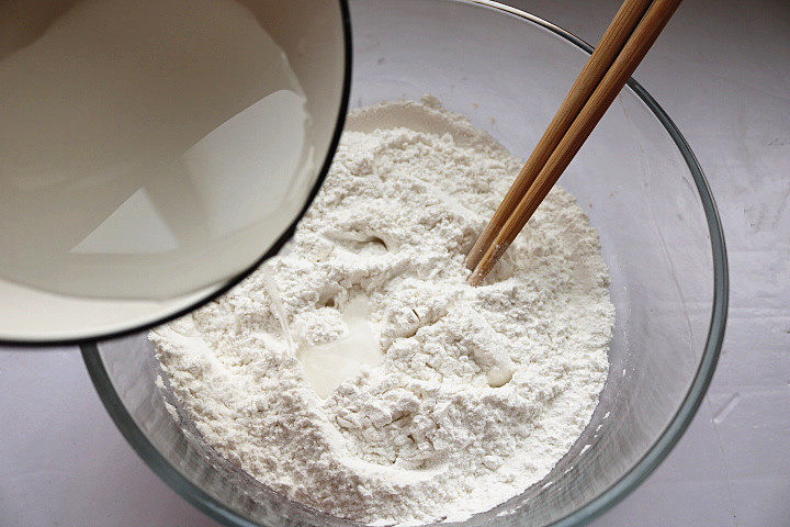 红豆蒸松糕,加入清水,边加水边搅拌。
