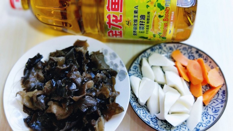 黑木耳炒胡萝卜山药,泡发的木耳去根,撕小块,山药戴上手套去皮,切菱形块!<a style='color:red;display:inline-block;' href='/shicai/ 25'>胡萝卜</a>去皮切菱形块。