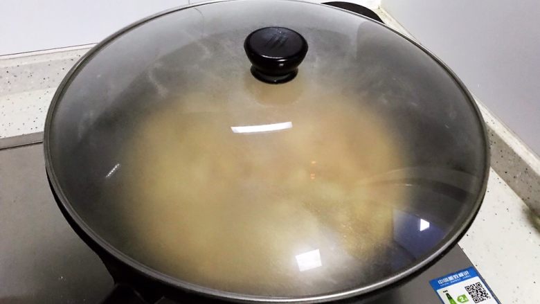 蚝油仙贝杏鲍菇炒鸡丁,翻炒均匀之后盖上锅盖,转小火焖煮2.3分钟