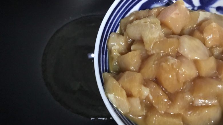 蚝油仙贝杏鲍菇炒鸡丁,待锅内油七分热时下鸡丁(撇去腌制过程中产生的水分)