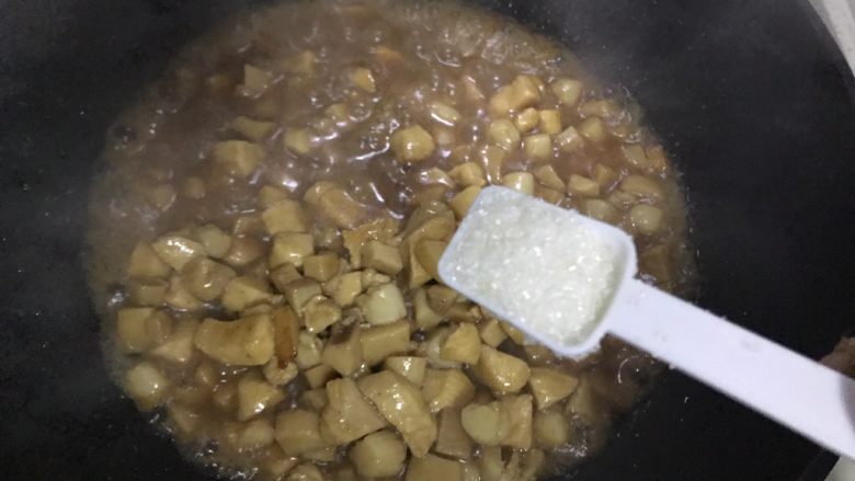 蚝油仙贝杏鲍菇炒鸡丁,待锅内汤汁差不多收紧,加一小勺细砂糖,翻炒均匀,即可