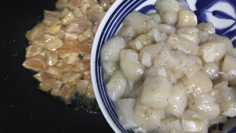 蚝油仙贝杏鲍菇炒鸡丁,下仙贝丁(撇去腌制过程中产生的水分)
