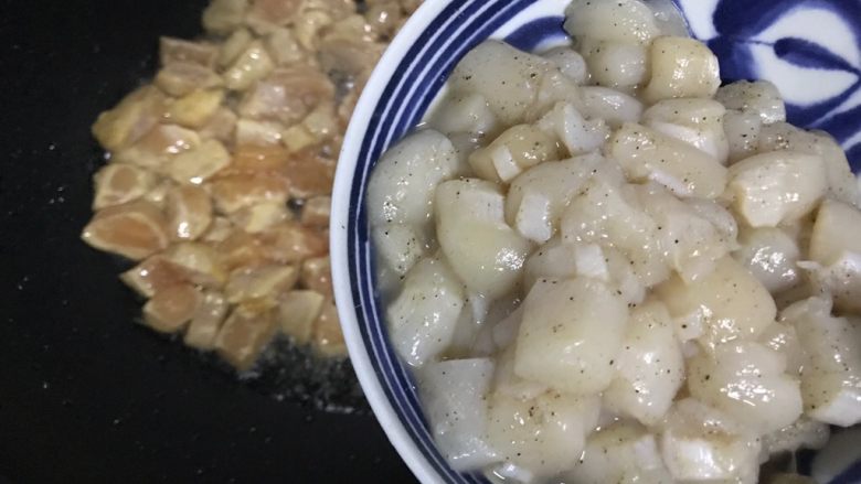 蚝油仙贝杏鲍菇炒鸡丁,下仙贝丁（撇去腌制过程中产生的水分）