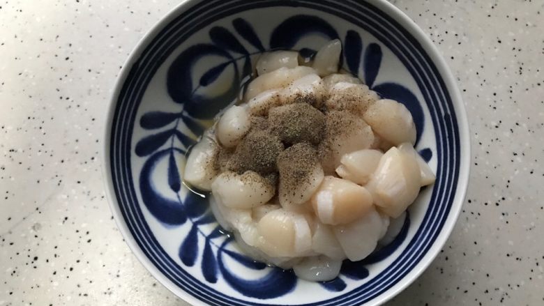 蚝油仙贝杏鲍菇炒鸡丁,仙贝丁洗净,加适量料酒少许黑胡椒粉腌制,备用