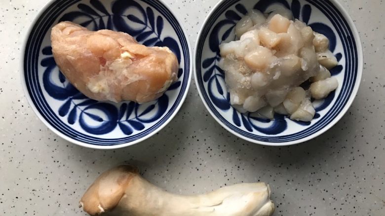 蚝油仙贝杏鲍菇炒鸡丁,首先我们准备好所有食材