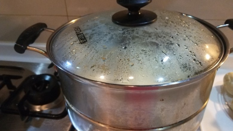 新文美食 小鱼蒸饼,停两分钟打开锅盖。