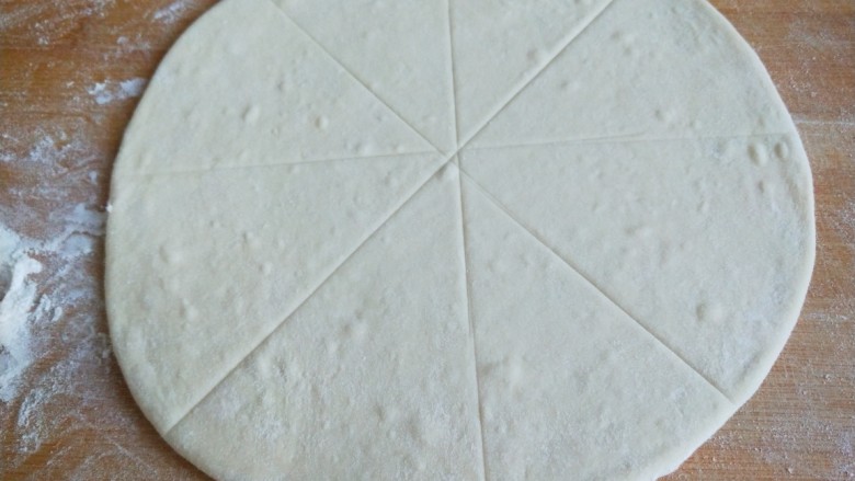 新文美食 小鱼蒸饼,先用刀轻轻压一个米字。,