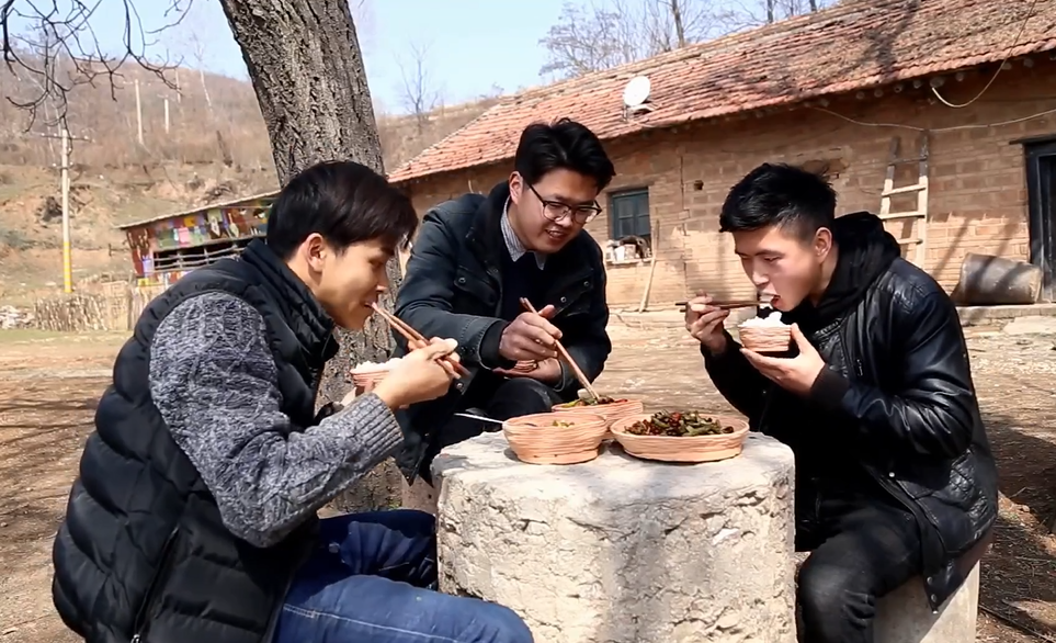 用自己烧的陶碗做顿饭菜，美滋滋