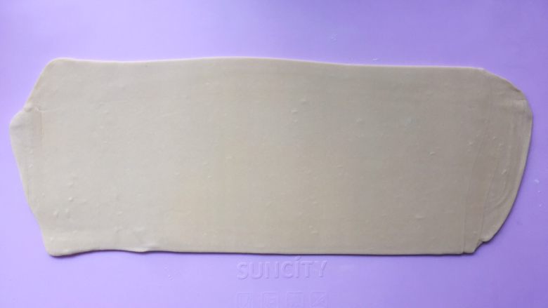 可颂热狗,多撒点干粉,将折叠好的面片擀成宽20厘米,长45厘米左右的长方形