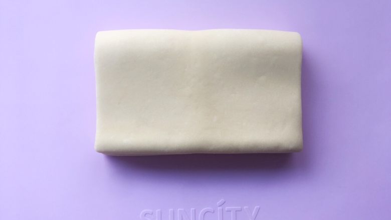 可颂热狗,之后再对折,将面片叠成四折