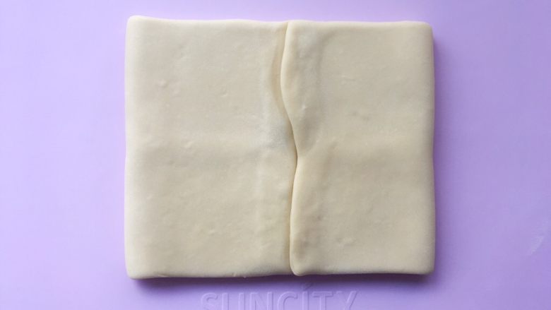 可颂热狗,将面片的两头向中间对折,对接处叠在一起