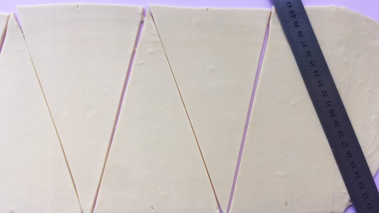 可颂热狗,之后用尺子按照痕迹,将面片裁成三角形