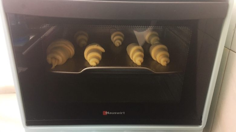 可颂热狗,烤箱预热180度,将发酵好的面团入烤箱烤20分钟