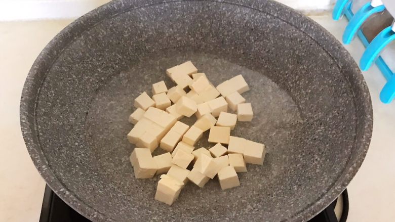 酱香豆腐,豆腐焯水2分钟,焯去豆腥味