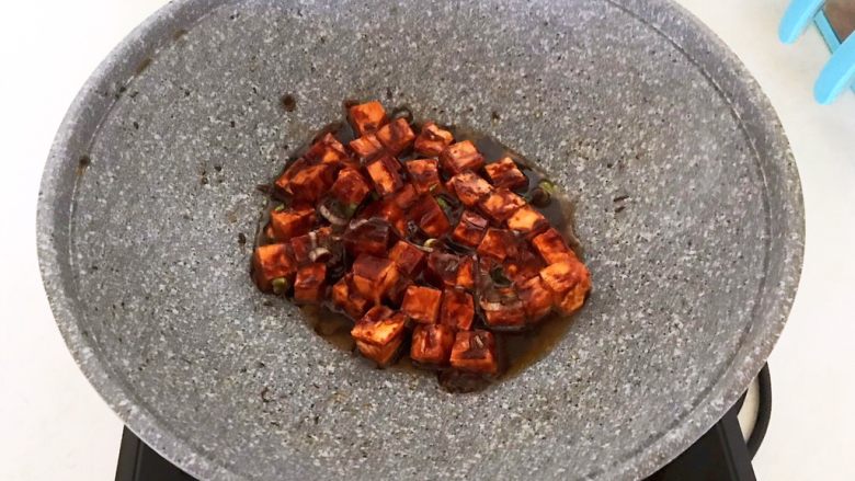 酱香豆腐,加入豆腐,翻炒均匀