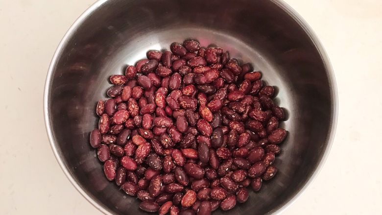自制年糕,大芸豆放入盆里,清洗干净