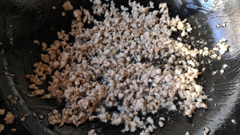 干煸芸豆,锅里留底油,倒入肉末,大火炒干肉末的水份,转小火将肉末炒香(可以将肉末炒的稍微干一点,口感会好,也会逼出五花肉里的油脂)。