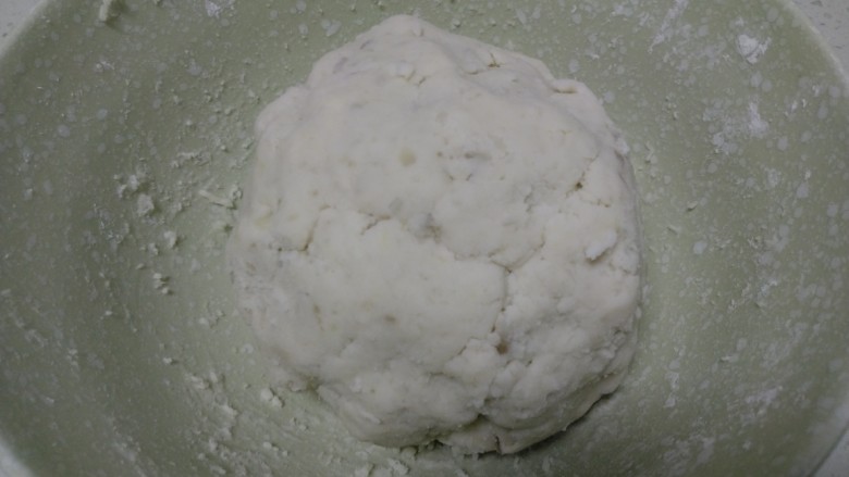 红薯糯米丸子,一点点加入清水,活成面团。
