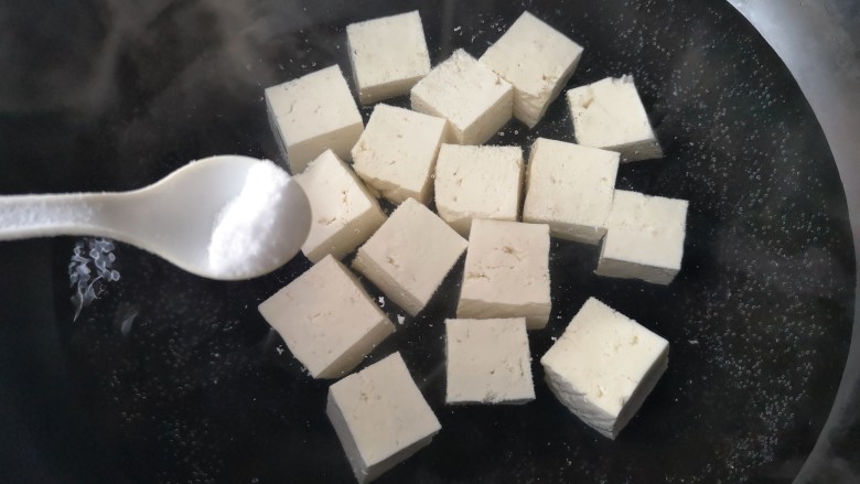 虫草花炖豆腐——快手低卡营养健康美味菜,将切块后的豆腐焯水1-2分钟,去除豆腥味;在水中加点盐,可让豆腐更能入味。