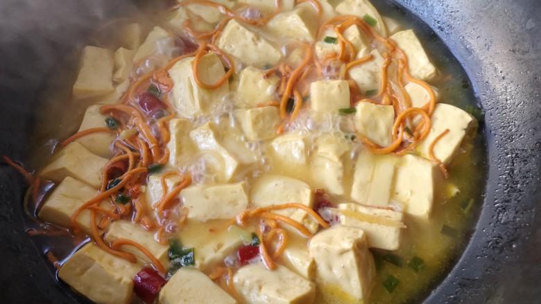 虫草花炖豆腐——快手低卡营养健康美味菜,大火炖煮10分钟,收汁即可。