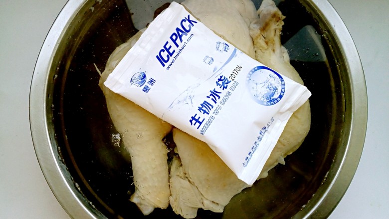 口水鸡,将煮好的鸡腿立刻捞出,用冷水冲凉,再放入冰水中浸泡。