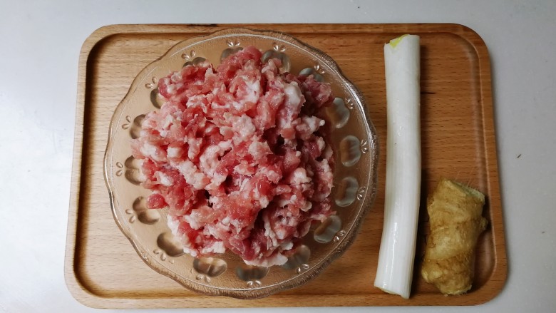 贴膘的肉圆,猪后腿肉糜是超市员工临时加工好的,葱<a style='color:red;display:inline-block;' href='/shicai/ 37'>姜</a>洗净