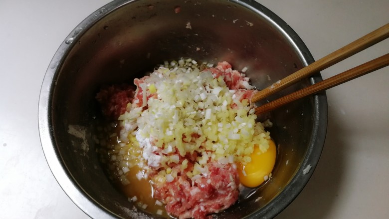 贴膘的肉圆,放入葱碎,姜末