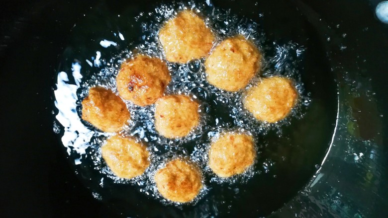 贴膘的肉圆,炸至浅黄翻面再炸至金黄,中途勤翻面