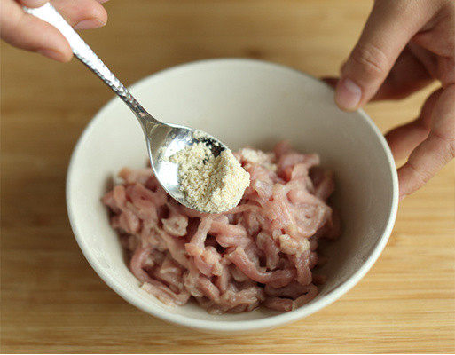 鱼香肉丝,将裕滨纯粮年猪里脊肉切成肉丝，加入<a style='color:red;display:inline-block;' href='/shicai/ 718'>料酒</a>，淀粉、<a style='color:red;display:inline-block;' href='/shicai/ 813'>鸡粉</a>拌匀，腌制10分钟；