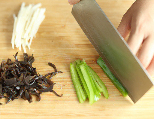 鱼香肉丝,<a style='color:red;display:inline-block;' href='/shicai/ 43'>冬笋</a>、<a style='color:red;display:inline-block;' href='/shicai/ 61'>青椒</a>、木耳分别洗净切丝；