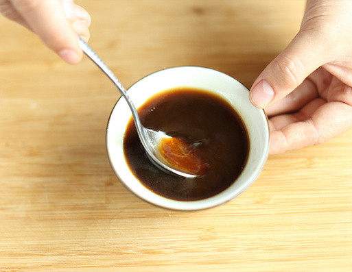 鱼香肉丝,小碗内放入盐、糖、<a style='color:red;display:inline-block;' href='/shicai/ 692'>酱油</a>、香醋、淀粉搅拌均匀成调味汁；