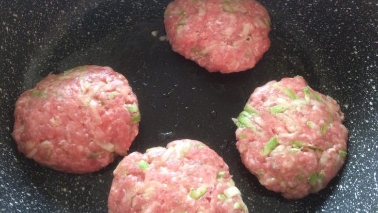 西葫芦肉饼,平底锅放点油烧热,放入肉饼,转小火,煎至两面微焦即可!