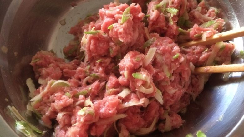 西葫芦肉饼,肉末和西葫芦丝混合,调入调味料,用筷子顺时针搅拌至上劲;
