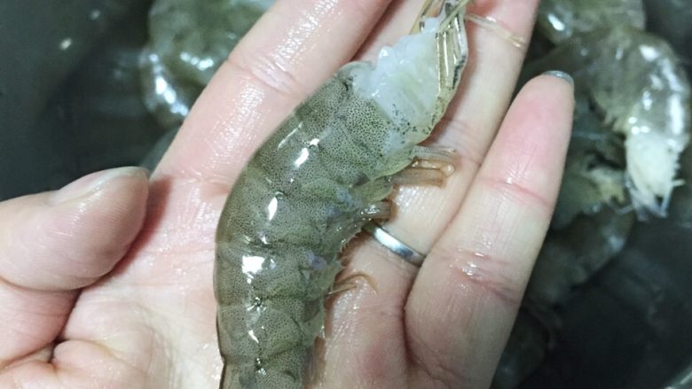 香辣厄瓜多尔大白虾,虾洗净,去头去虾线,料酒、盐腌制5-10分钟,滴干水份备用