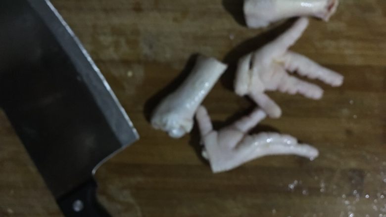 卤鸡爪,剁成两段,更好入味