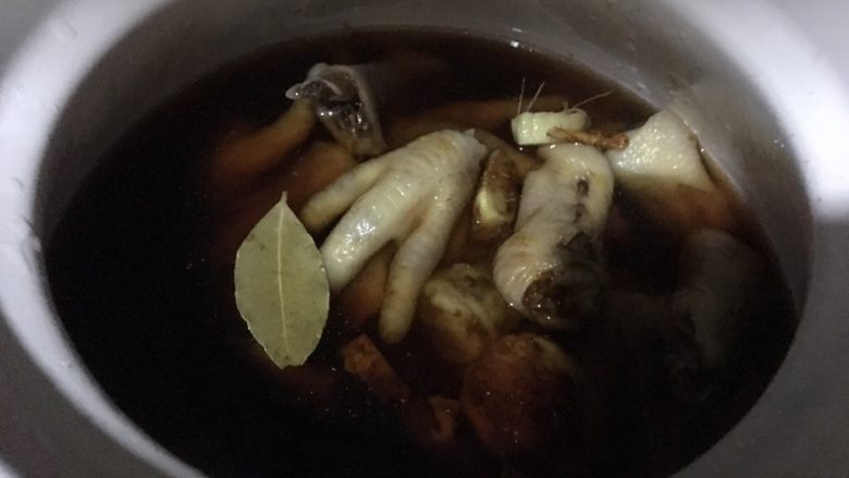 卤鸡爪,加入适量水,没过鸡爪即可,大火烧开转小火40分钟左右关火焖一夜,也可以直接吃,卤一夜上色和味道会更好