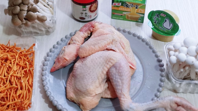 虫草养生老母鸡火锅,准备食材,配菜可以根据个人喜欢,你喜欢的菜品都可以涮起来。