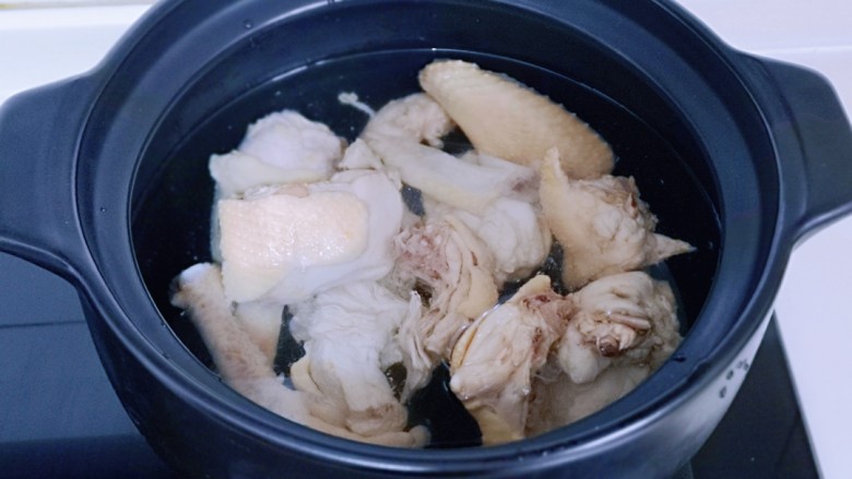 虫草养生老母鸡火锅,砂锅中加入纯净水,再加入鸡块。(切记一定一次性加足够的水)