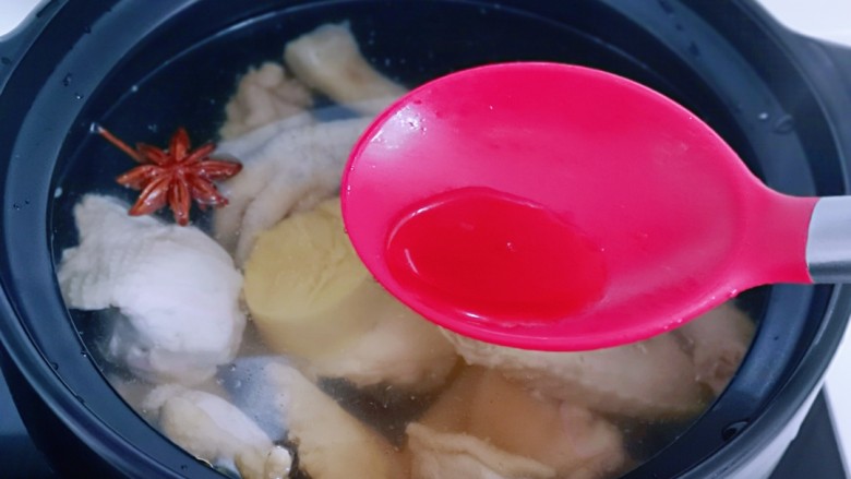 虫草养生老母鸡火锅,加入<a style='color:red;display:inline-block;' href='/shicai/ 718'>料酒</a>,大火烧开,转小火炖15分钟。