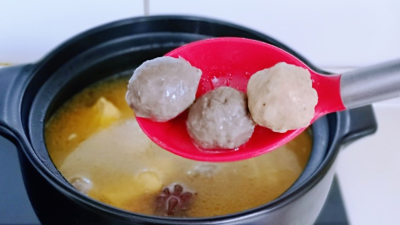 虫草养生老母鸡火锅,这时汤已经特别浓郁,加入贡丸。