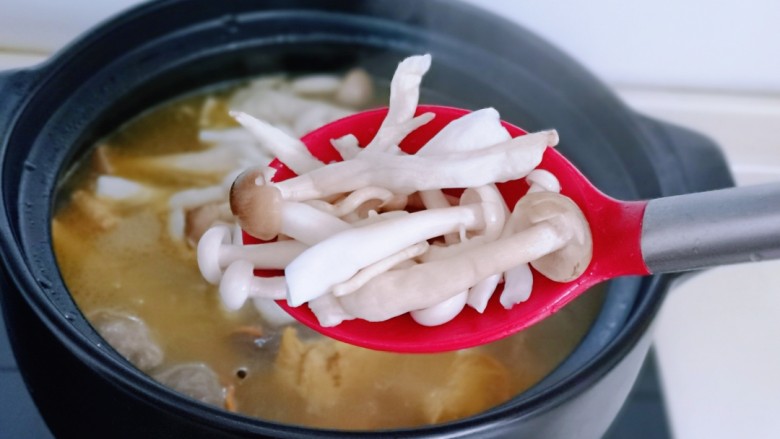 虫草养生老母鸡火锅,再加入洗干净的菌菇,中小火煮15分钟。