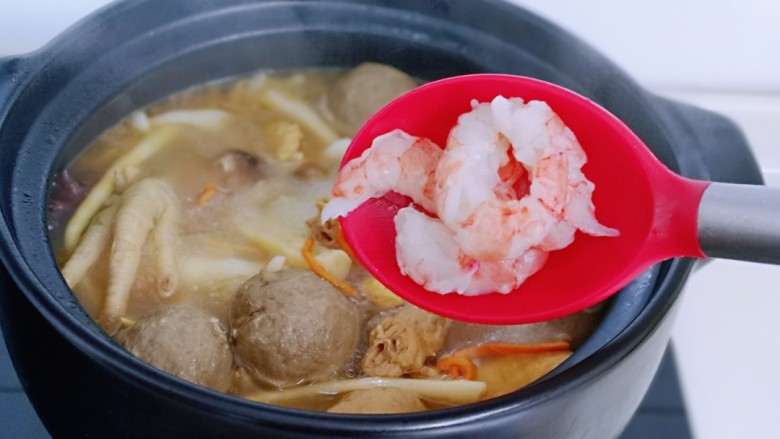 虫草养生老母鸡火锅,再加入剥好的虾仁,煮2分钟。