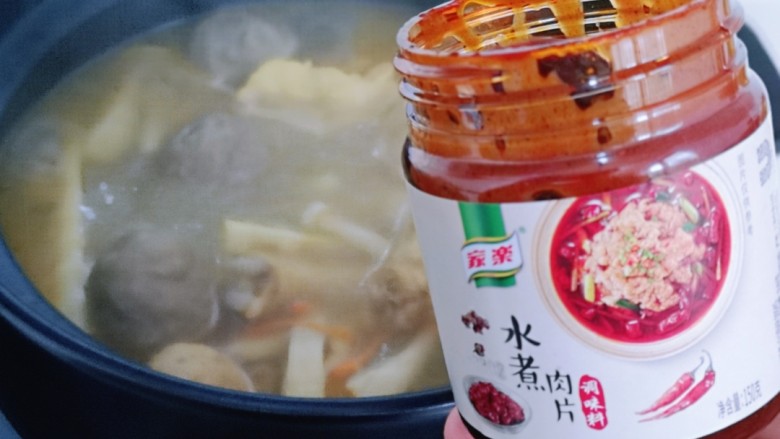 虫草养生老母鸡火锅,加入一勺水煮肉片酱,这样增加了汤底的口感。