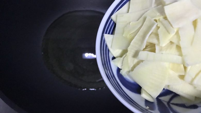 冬笋炒青菜,待锅内油七分热时,下冬笋