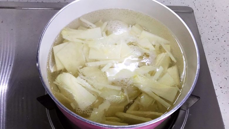 冬笋炒青菜,下冬笋,煮两三分钟