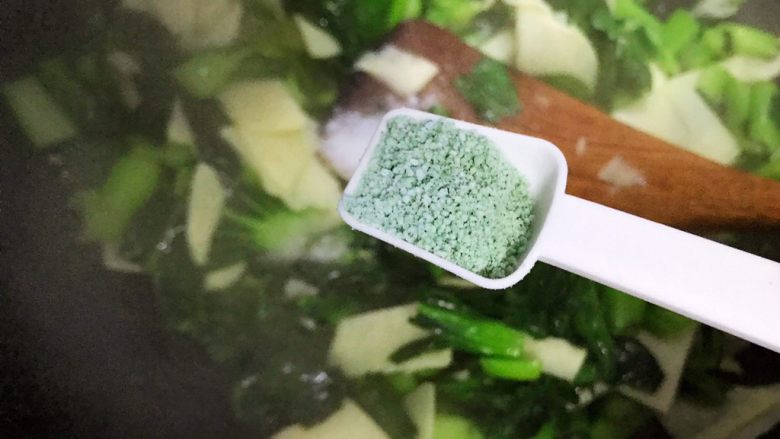 冬笋炒青菜,加一丢丢蔬之鲜(鸡精),翻炒均匀,即可