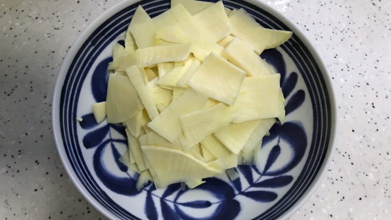 冬笋炒青菜,煮好之后捞出,控干水分