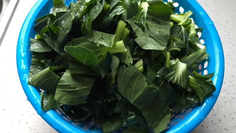 冬笋炒青菜,洗净之后切成片,沥干水分,备用
