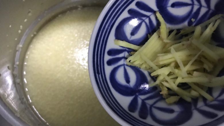 鸡汁虾干小米粥,15分钟后,加入生姜